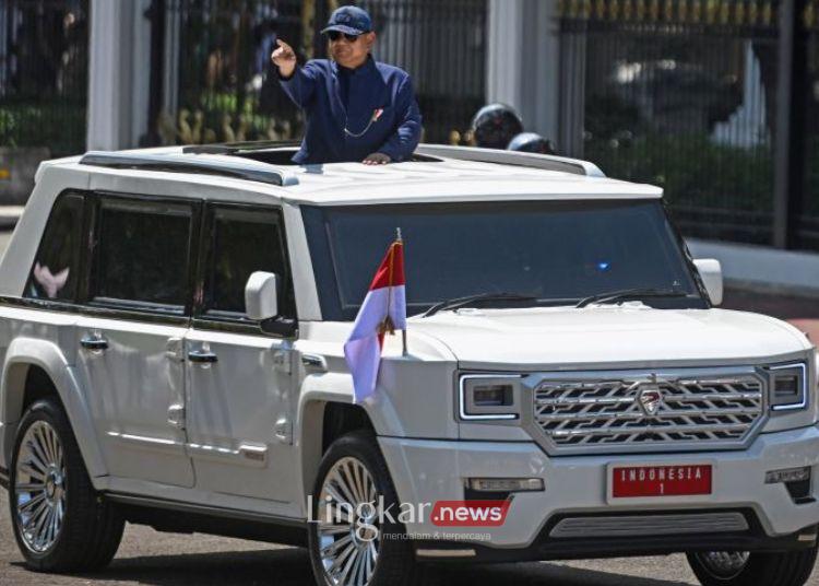 Presiden ke-8 Republik Indonesia, Prabowo Subianto, berdiri menyapa warga dari mobil Pindad Maung Garuda saat tiba di Istana Merdeka, Jakarta, Minggu, 20 Oktober 2024. (Antara/Lingkar.news)