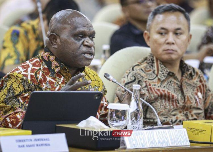 Menteri Hak Asasi Manusia (HAM) Natalius Pigai (kiri) bersama Wakil Menteri HAM Mugiyanto (kanan) menyampaikan paparan pada rapat kerja dengan Komisi XIII DPR di Kompleks Parlemen, Senayan, Jakarta, Kamis, 31 Oktober 2024. (Antara/Lingkar.news)