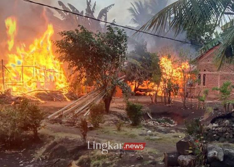 Sejumlah rumah dibakar saat konflik yang terjadi di desa Bugalima dan Ilepati di Kecamatan Adonara Barat. ANTARA/Ho-Humas Polres Flotim
