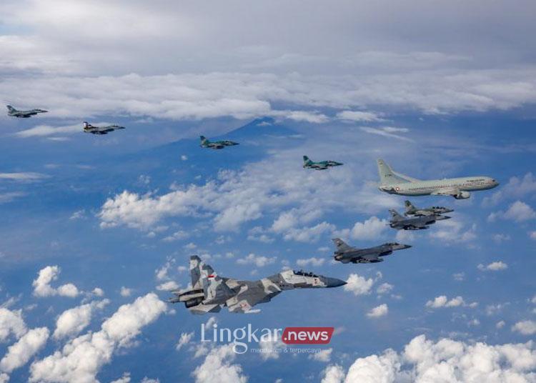 Pesawat-pesawat tempur TNI Angkatan Udara mulai dari F16, T50i Golden Eagle, dan Sukhoi mengawal penerbangan Presiden Ke-7 RI Joko Widodo dari Pangkalan Udara (Lanud) Halim Perdanakusuma, Jakarta, menuju Surakarta, Jawa Tengah, Minggu (20/10/2024). ANTARA/HO-Dinas Penerangan TNI Angkatan Udara.