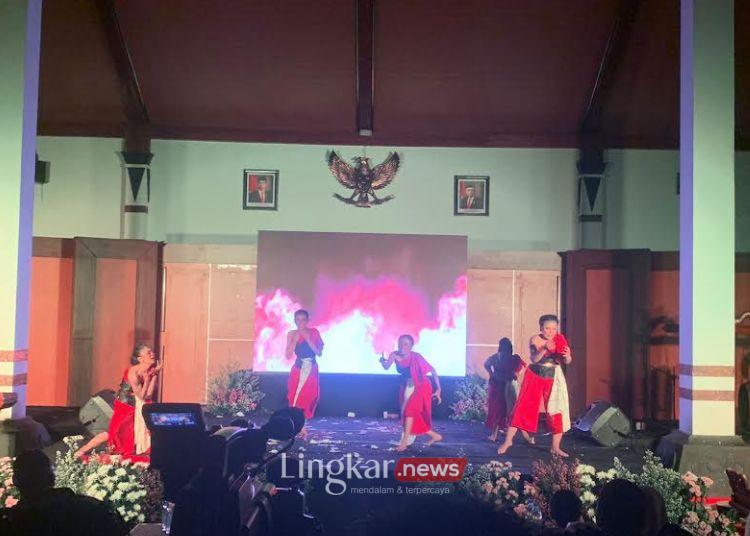TEATRIKAL: Penampilan tari kontemporer berjudul Tinimbang dari Sanggar Ngablaksari di pertunjukan budaya dan kesenian rakyat di Panggung Kesenian Tembiring Demak pada Sabtu, 5 Oktober 2024 malam. (M. Burhanuddin Aslam/Lingkar.news)