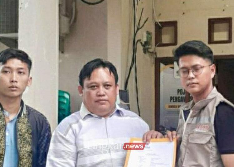 Komisioner Bawaslu Karawang Ade Permana (kedua dari kiri) saat menerima laporan dugaan pelanggaran kampanye. (ANTARA/Ali Khumaini)