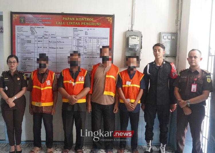 Jaksa menunjukkan lima oknum perangkat desa diduga terlibat kasus pungli PTSL di Ponorogo. ANTARA/HO-Prastyo