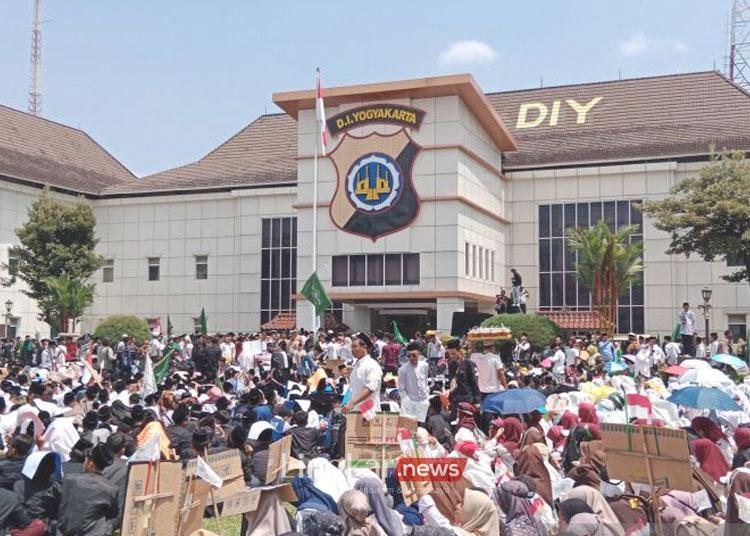 Ribuan Santri Kepung Polda DIY, Tuntut Kasus Penusukan Diusut Tuntas