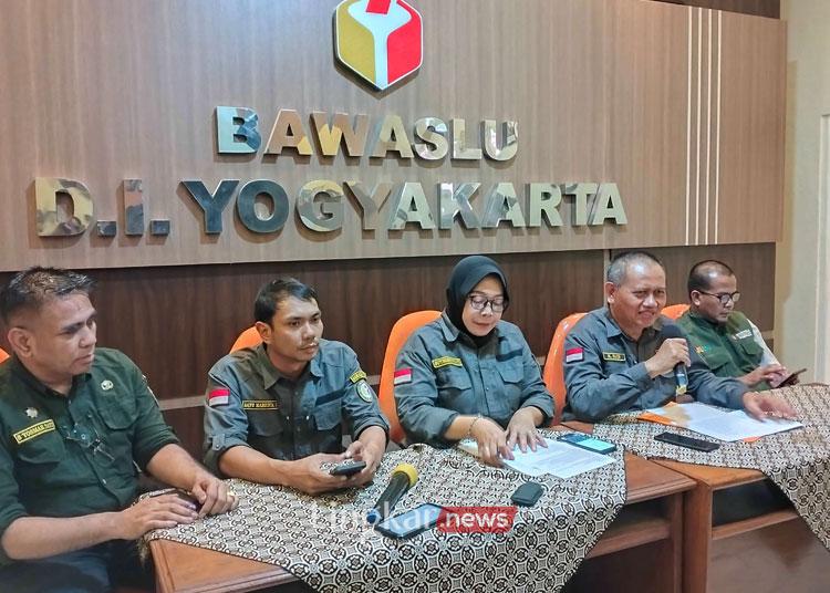 Melanggar, Semua Paslon Pilkada Yogyakarta Diberi Waktu Tiga Hari untuk Copot APK