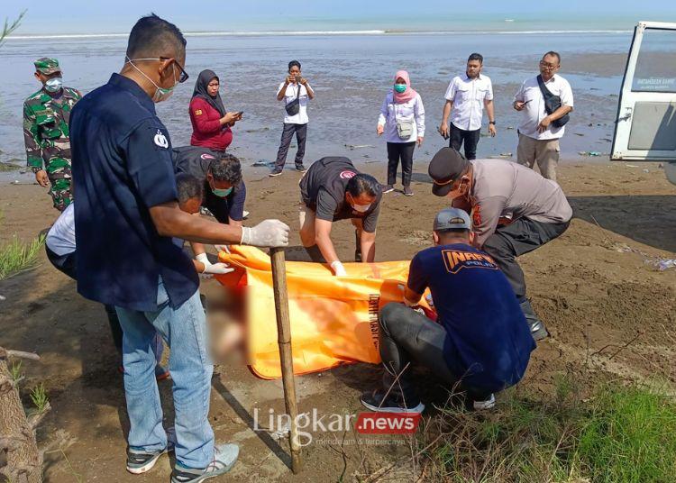 Heboh! Mayat Pria Ditemukan di Bibir Pantai Kemangi Kendal, Tak Ada Identitas dan Sulit Dikenali