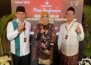Dukung Produk Lokal, Vivit-Umam Kompak Pakai Batik Lasem saat Debat Pilbup Rembang 19 Dukung Produk Lokal, Vivit-Umam Kompak Pakai Batik Lasem saat Debat Pilbup Rembang