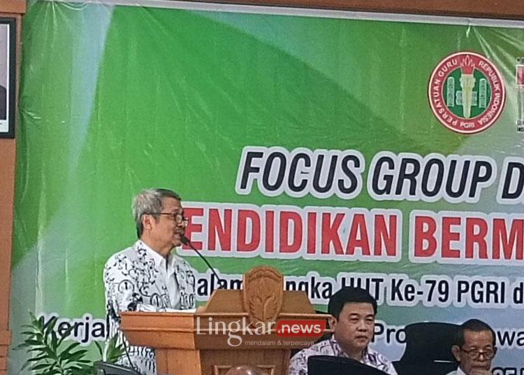 Ketua PGRI Jawa Tengah Dr Muhdi saat membuka Focus Group Discussion (FGD) bertema "Pendidikan Bermutu Untuk Semua" menyambut Hari Guru dan Hari Ulang Tahun (HUT) PGRI di Universitas PGRI Semarang (Upgris), di Semarang, Senin (25/11/2024). (ANTARA/Zuhdiar Laeis)