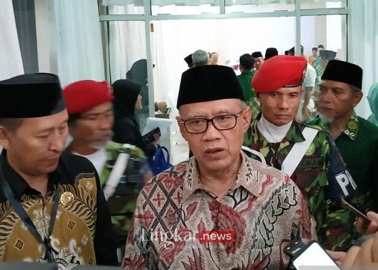 Ketua Umum PP Muhammadiyah Haedar Nashir diwawancarai wartawan di RS PKU Muhammadiyah Temanggung, Sabtu (23/11/2024). ANTARA/Heru Suyitno
