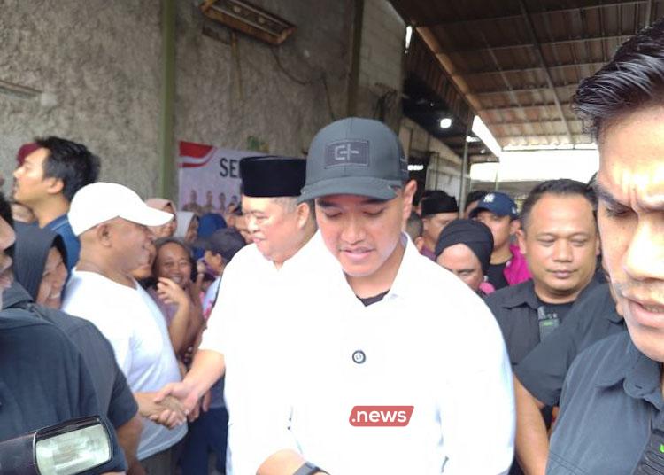 Ketua Umum (Ketum) Partai Solidaritas Indonesia (PSI), Kaesang Pangarep menggalakkan kegiatan bagi-bagi susu secara gratis kepada anak-anak sekolah di Desa Gelam Jaya, Kecamatan Pasar Kemis, Kabupaten Tangerang, Banten pada Jumat (Azmi Samsul Maarif)