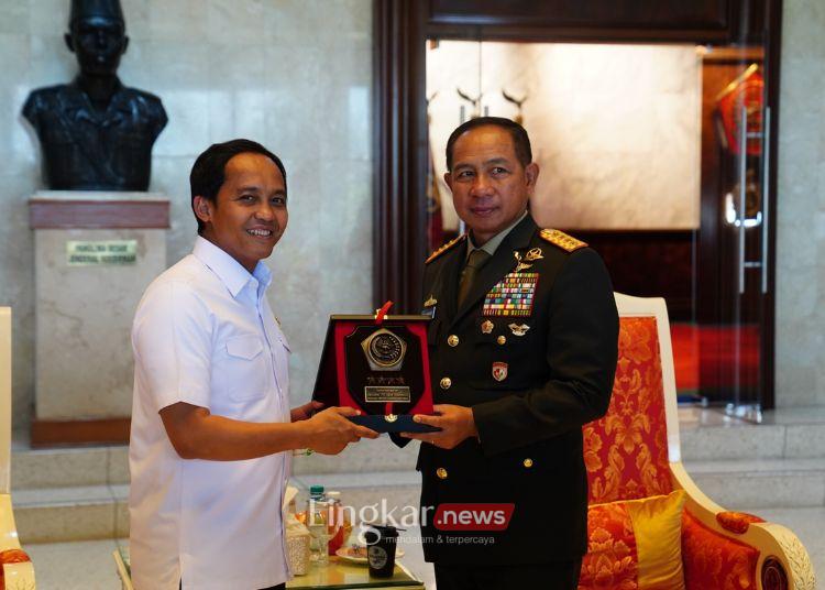 Menteri Kehutanan, Raja Juli Antoni (kiri), menemui Panglima TNI, Jenderal TNI Agus Subiyanto, terkait kerja sama menjaga hutan Indonesia di Markas Besar TNI, Cilangkap, Jakarta, Selasa, 5 November 2024. (Laman TNI/Lingkar.news)