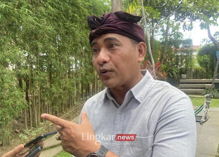 Komisioner KPU Bali Anak Agung Gede Raka Nakula diwawancara soal antisipasi blank spot saat Pilkada Serentak 2024 di Denpasar, Sabtu (16/11/2024). ANTARA/Ni Putu Putri Muliantari