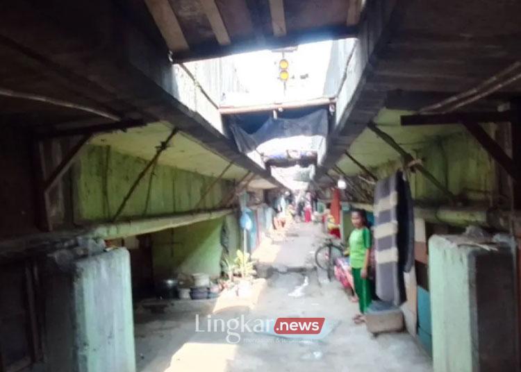 Ratusan Keluarga yang Tinggal di Kolong Tol Angke Dimbau Segera Pindah