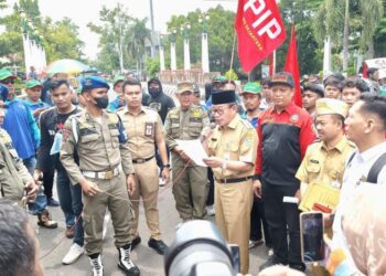 Massa Buruh Tuntut Kenaikan UMK Demak 2025 Minimal 10 Persen