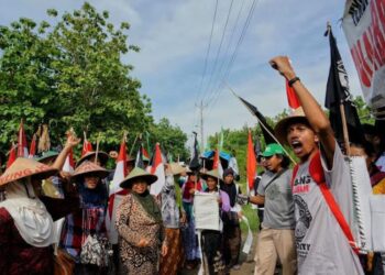 Masyarakat Peduli Pegunungan Kendeng Ingin PT KRI Hengkang dari Rembang 8 Masyarakat Peduli Pegunungan Kendeng Ingin PT KRI Hengkang dari Rembang