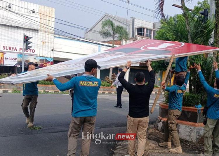 Petugas gabungan mencopot APK di Kabupaten Temanggung, Minggu (24/11/2024). ANTARA/Heru Suyitno