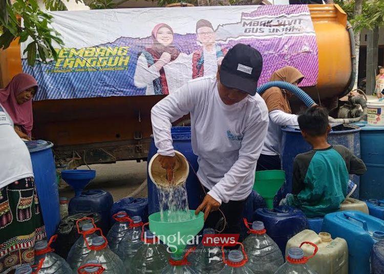 Terdampak Kekeringan, Relawan Vivit-Umam Salurkan Air Bersih di Sulang Rembang