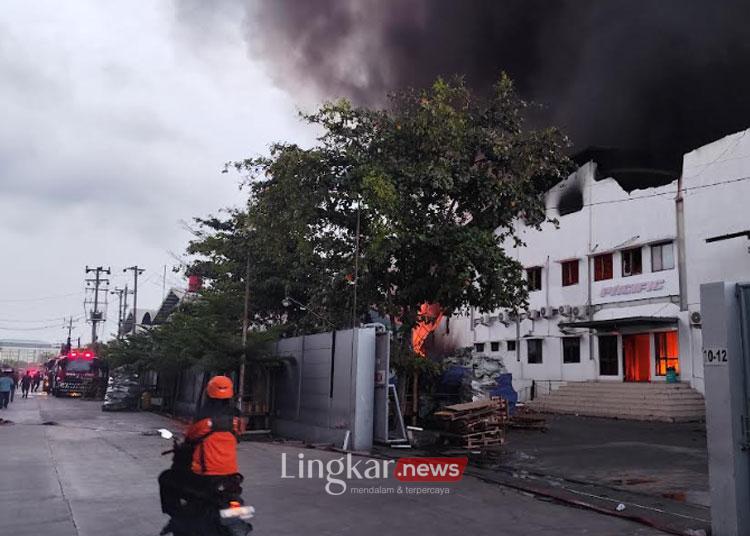 Masih Ada Bara Api, Damkar Lanjutkan Pendinginan di Kawasan Industri Terboyo yang Terbakar