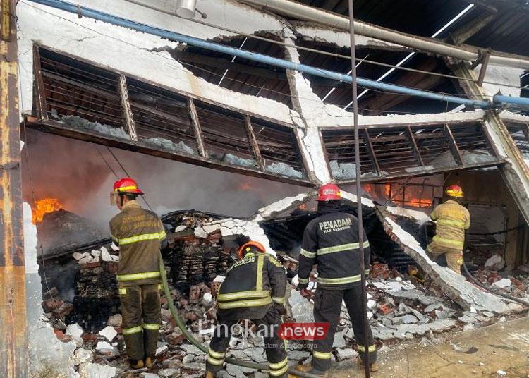 Petugas Dinas Pemadam Kebakaran (Disdamkar) berupaya memadamkan kebakatan pabrik tekstil di Kabupaten Bandung, Jawa Barat, Senin, 4 November 2024. (Antara/Lingkar.news)