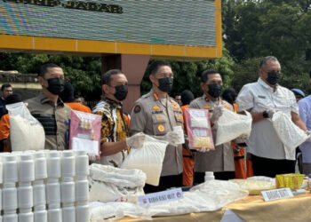 Sasar Kelas Menengah ke Bawah, 1 Juta Obat Keras Ilegal Siap Edar Digagalkan di Sumedang 9 Sasar Kelas Menengah ke Bawah, 1 Juta Obat Keras Ilegal Siap Edar Digagalkan di Sumedang