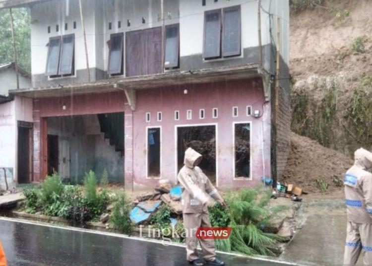 1 Keluarga Tertimbun Longsor di Cianjur, 2 Orang Tewas