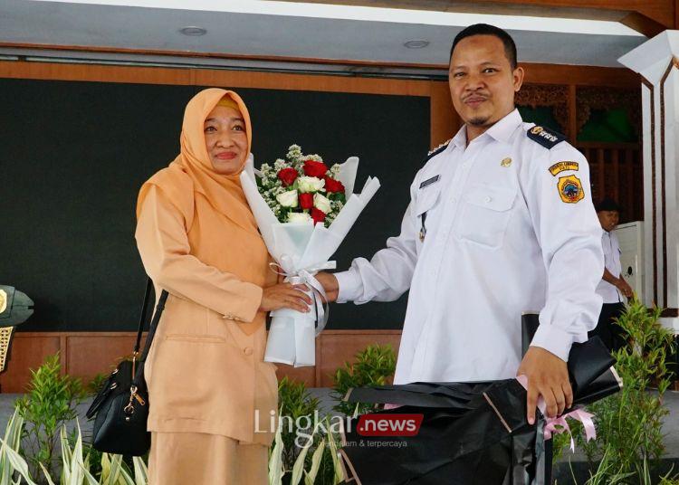 Camat Dukuhseti Pati Beri Kejutan Buket Bunga dan Uang untuk Istri, Ternyata Ini Maknanya