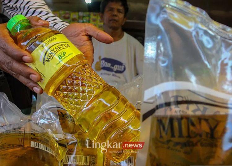 ILUSTRASI: Pedagang memperlihatkan minyak goreng kemasan bersubsidi Minyakita di salah satu Pasar Tradisional di Pekanbaru, Riau. (Antara/Lingkar.news)
