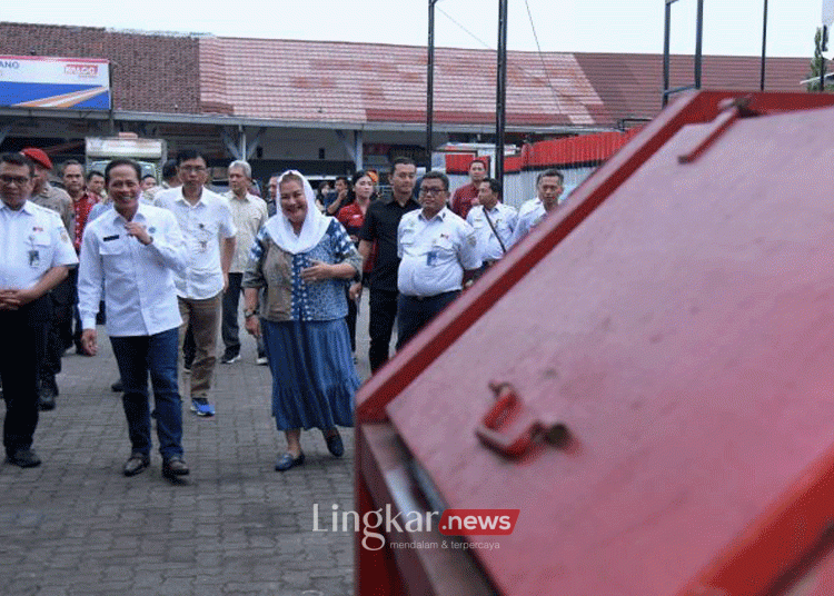 Wali Kota Semarang Hevearita Gunaryanti Rahayu bersama Menteri Lingkungan Hidup Hanif Faisol Nurofiq saat kunjungan di Kota Semarang. (ANTARA/HO-Pemkot Semarang)