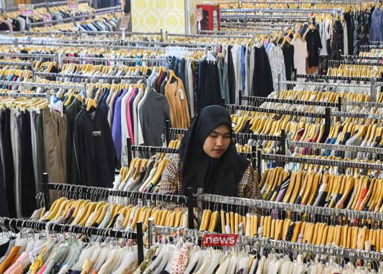 Arsip foto - Warga memilih pakaian saat berbelanja di Mall Blok M Square, Jakarta, Jumat (15/11/2024). ANTARA FOTO/Sulthony Hasanuddin/foc.