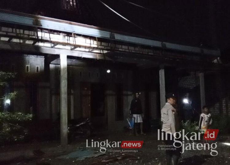 Anggota Polsek Winong bersama Pemerintah Desa Danyangmulyo dan warga mengecek kondisi rumah yang diterjang angin puting beliung pada Sabtu malam, 28 Desember 2024. (Setyo Nugroho/Lingkarjateng.id)