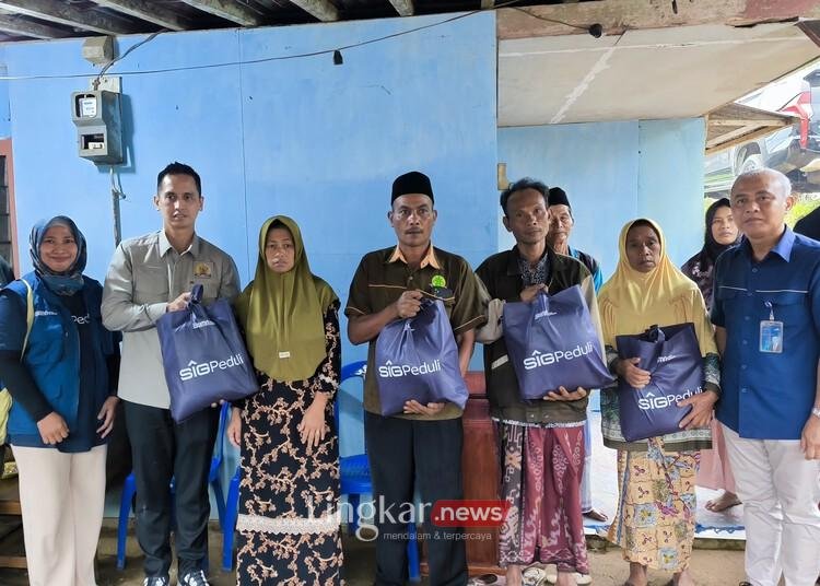 Anggota DPR RI Firnando Salurkan Bantuan kepada Korban Longsor Kendal