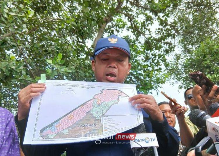 Menteri ATR/BPN Nusron Wahid memberikan keterangan pers dalam kunjungan ke Desa Kohod, Pakuhaji, Kabupaten Tangerang, Banten., Jumat, 24 Desember 2025. (Antara/Lingkar.news)