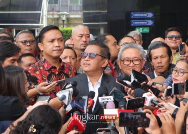 Sekretaris Jenderal PDI Perjuangan Hasto Kristiyanto (HK) memenuhi panggilan penyidik Komisi Pemberantasan Korupsi (KPK) untuk diperiksa sebagai tersangka kasus dugaan suap dan perintangan penyidikan, Senin, 13 Januari 2025. (Antara/Lingkar.news)
