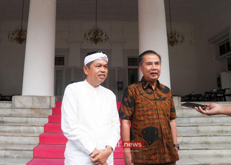 Gubernur Jabar terpilih Dedi Mulyadi saat bertemu dengan Pj Gubernur Jabar Bey Triadi Machmudin, di Bandung, Jawa Barat, Sabtu (11/1/2025). (ANTARA/HO-Dok Dedi Mulyadi)