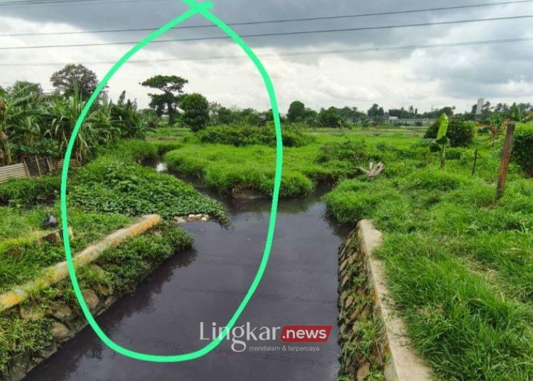POTRET: kondisi aliran kali di Perumahan Bukit Tiara, di Desa Pasir Jaya, Kecamatan Cikupa yang diduga tercemar oleh limbah industri. (Antara/Lingkar.news)