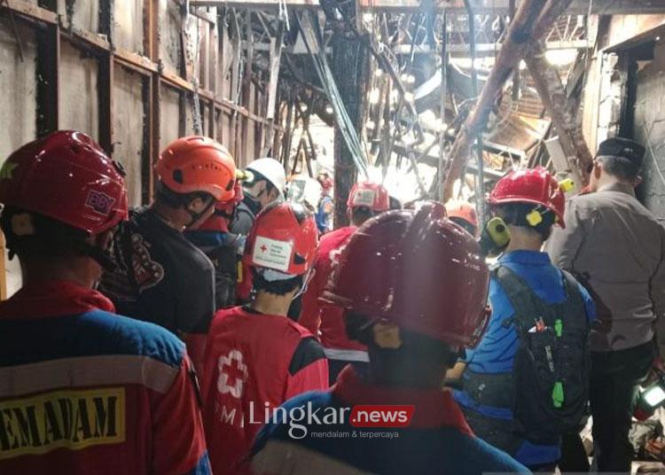 Petugas menyisir lantai delapan Glodok Plaza, Tamansari, Jakarta Barat untuk mencari jenazah korban kebakaran, Selasa (21/1/2025). (ANTARA/HO-Dokumentasi Pribadi)