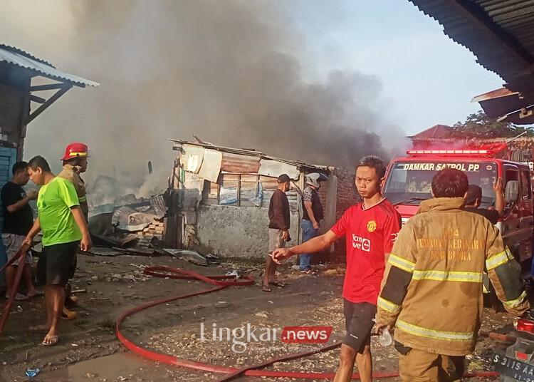 Pemadam kebakaran bersama warga sedang memadamkan api yang membakar Pasar Induk Cepu, Blora, Minggu, 26 Januari 2025. (Dok. Damkar Blora/Lingkar.news)