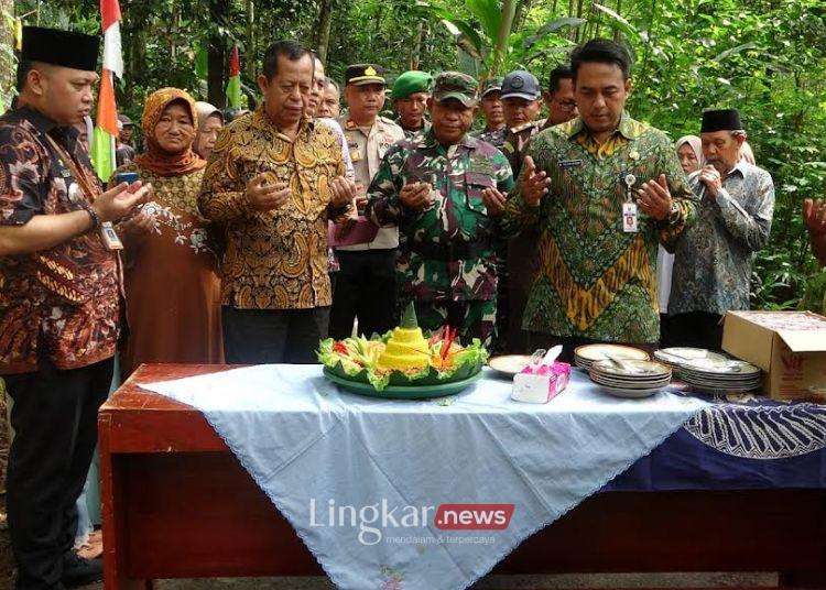 BERDOA: Ketua DPRD Kabupaten Pekalongan, Abdul Munir, bersama jajaran pemerintah daerah meninjau lokasi program TMMD Sengkuyung I Tahun 2025 di Desa Kalirejo, Kecamatan Talun, Rabu, 19 Februari 2025. (Fahri Akbar/Lingkar.news)