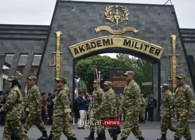 Sejumlah kepala daerah peserta retret yang mengenakan seragam komponen cadangan (komcad) berbaris setibanya di Kompleks Akademi Militer Magelang, Jawa Tengah, Jumat, 21 Februari 2025. (Antara/Lingkar.news)