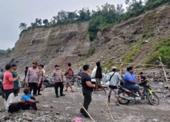 Pencari Pasir Diduga Tertimbun Longsor di Blitar Masih dalam Pencarian