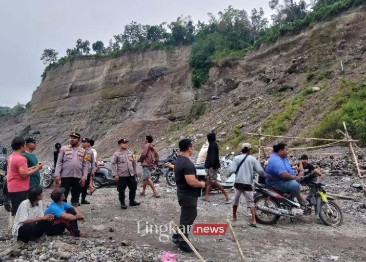 Pencari Pasir Diduga Tertimbun Longsor di Blitar Masih dalam Pencarian