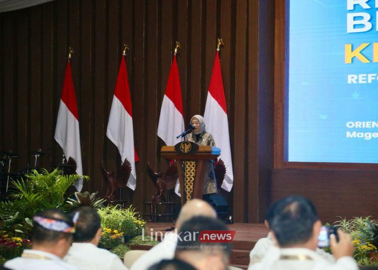 Menteri Pendayagunaan Aparatur Negara dan Reformasi Birokrasi (MenPANRB), Rini Widyantini, saat menjadi pemateri agenda Pembekalan Kepala Daerah di Lembah Tidar Akademi Militer (Akmil) Magelang, Jawa Tengah, Senin, 24 Februari 2025. (Puspen Kemendagri/Lingkar.news)