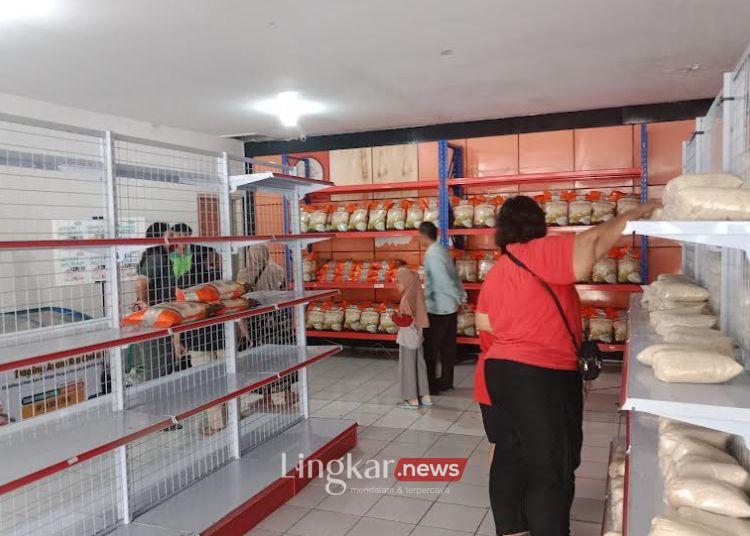 MEMBELI: Warga membeli bahan pangan di operasi pasar pangan murah di Kantor Pos Kota Semarang, Jumat, 28 Februari 2025. (Syahril Muadz/Lingkar.news)