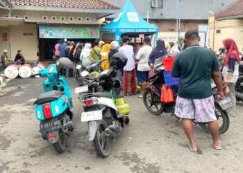 Warga Serbu Pangkalan LPG di Demak, Warga Rela Antre Berjam – jam