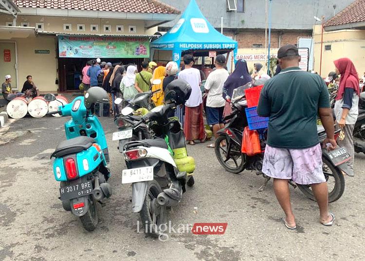 Warga Serbu Pangkalan LPG di Demak, Warga Rela Antre Berjam - jam