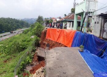 Akses Warga Pinggir Tol Jatingaleh Semarang Terputus Akibat Jalan Ambles