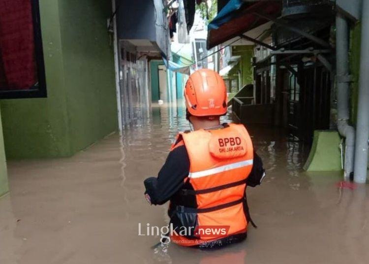 Meski Terdampak Luapan Kali Ciliwung, Sejumlah Warga Enggan Mengungsi