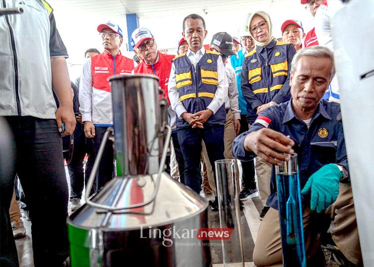 Menteri ESDM Bahlil Lahadalia didampingi Kepala BPH Migas Erika Retnowati (kanan), Komisaris Utama PT Pertamina (Persero) Mochamad Iriawan (kedua kiri), dan Direktur Utama PT Pertamina (Persero) Simon Aloysius (kiri) menyaksikan petugas menguji sampel kualitas produk BBM jenis pertamax dan pertalite, Kamis (20/3)