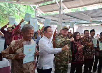 Menteri ATR/BPN Serahkan 965 Sertifikat Konsolidasi Tanah ke Warga Jateng