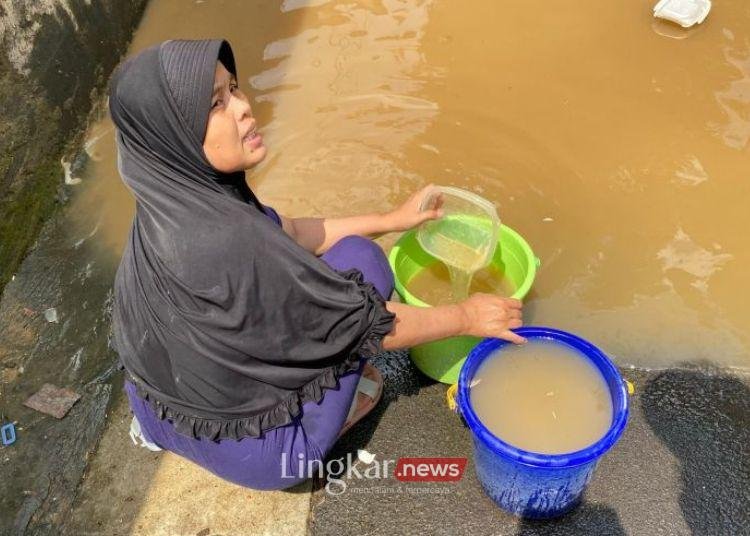 Warga Jakarta Cuci Piring Pakai Air Banjir Imbas Kekurangan Air Bersih